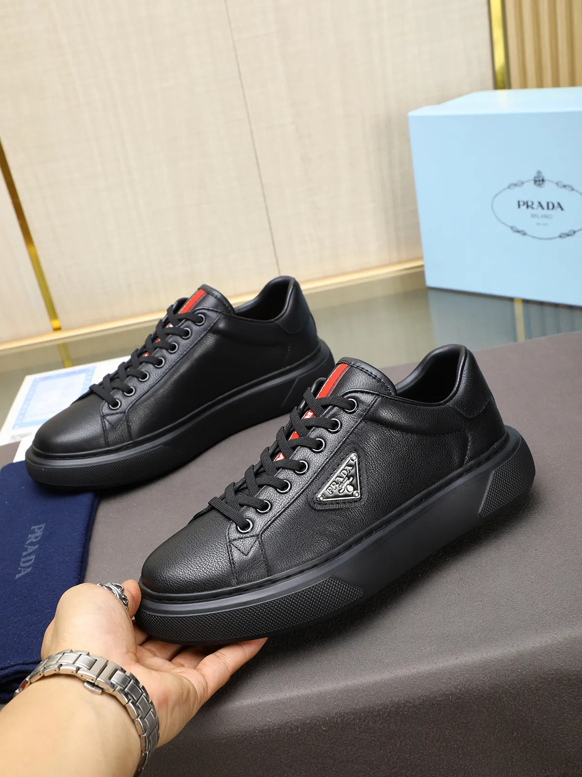 Men's shoes 💰460 Prada/Prada Men's new casual shoes, this upper is made of imported calfskin + sheep lining! The outside is decorated with the P family's classic metal triangle enamel logo, and the outsole is made of non-slip sports foam ultra-light outsole, which feels good on the feet and is a fashionable and fashionable item!  Size: 38-44 (45 customized)